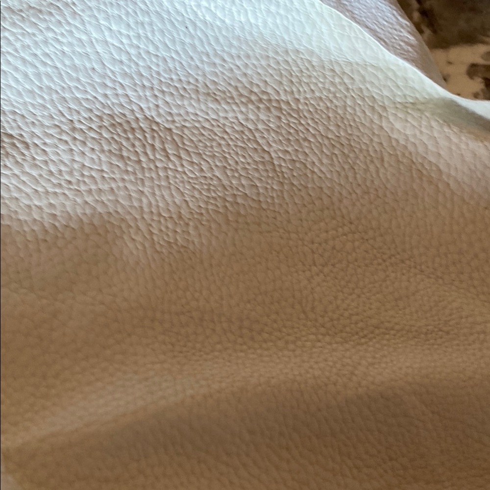 Luxurious textured cream colored sheepskin hide. - Picture 6 of 8